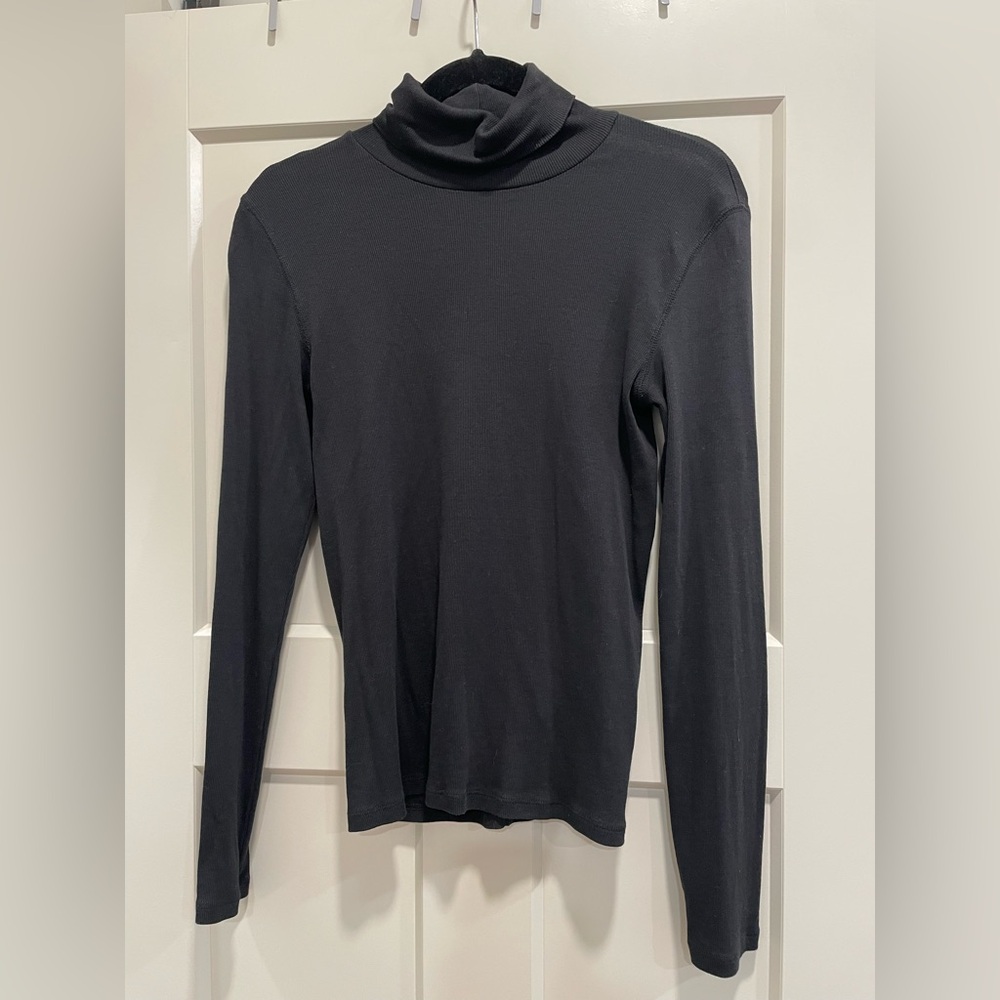 Everlane Women’s Classic Black Long Sleeve Top
